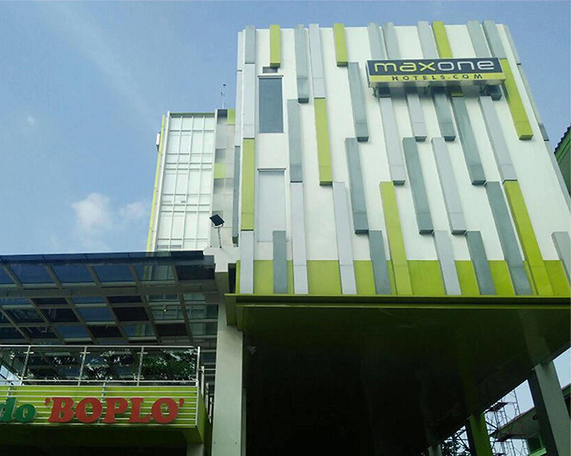 Maxonehotels.Com At Kramat Jakarta Exterior foto